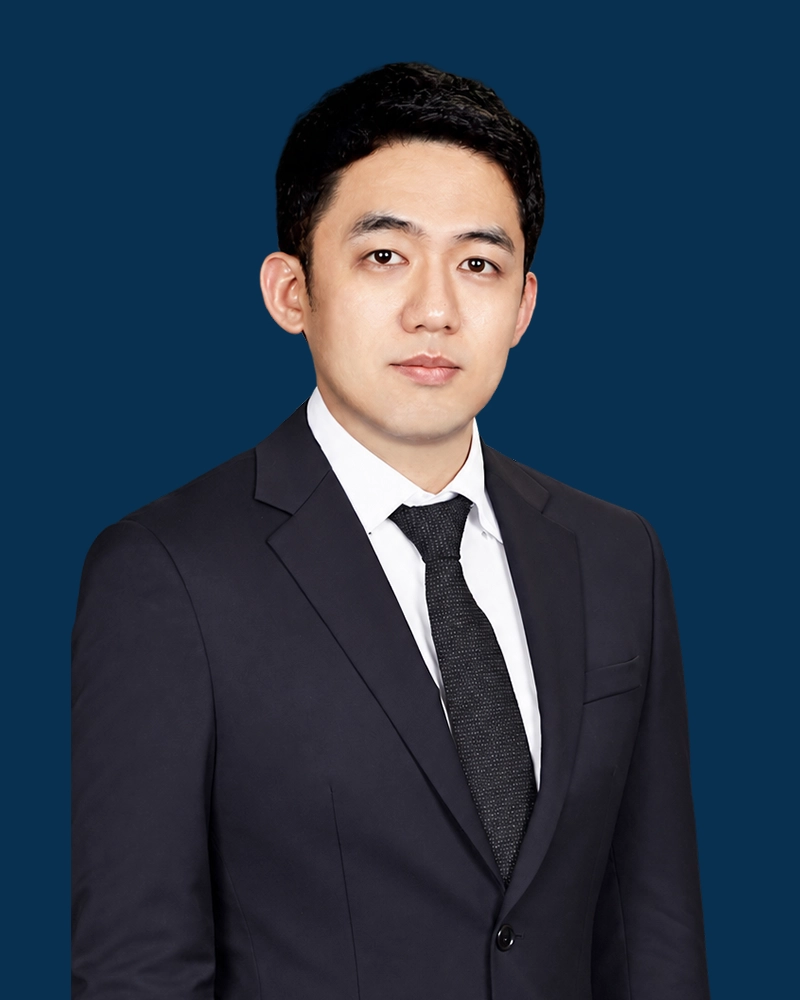 짙은 남색 배경 앞에서 정장과 넥타이를 착용한 형사전문 오대하 변호사의 프로필 사진